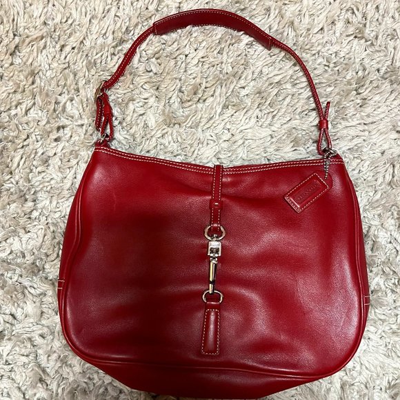 バッグ Coach Red Signature Hampton Clip Bag 💌SOLD💌 Coach Red Signature Hampton Clip Bag 🍒 $195 free